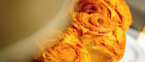Close-up de um pastelaria com design em espiral, provavelmente um croissant ou similar.