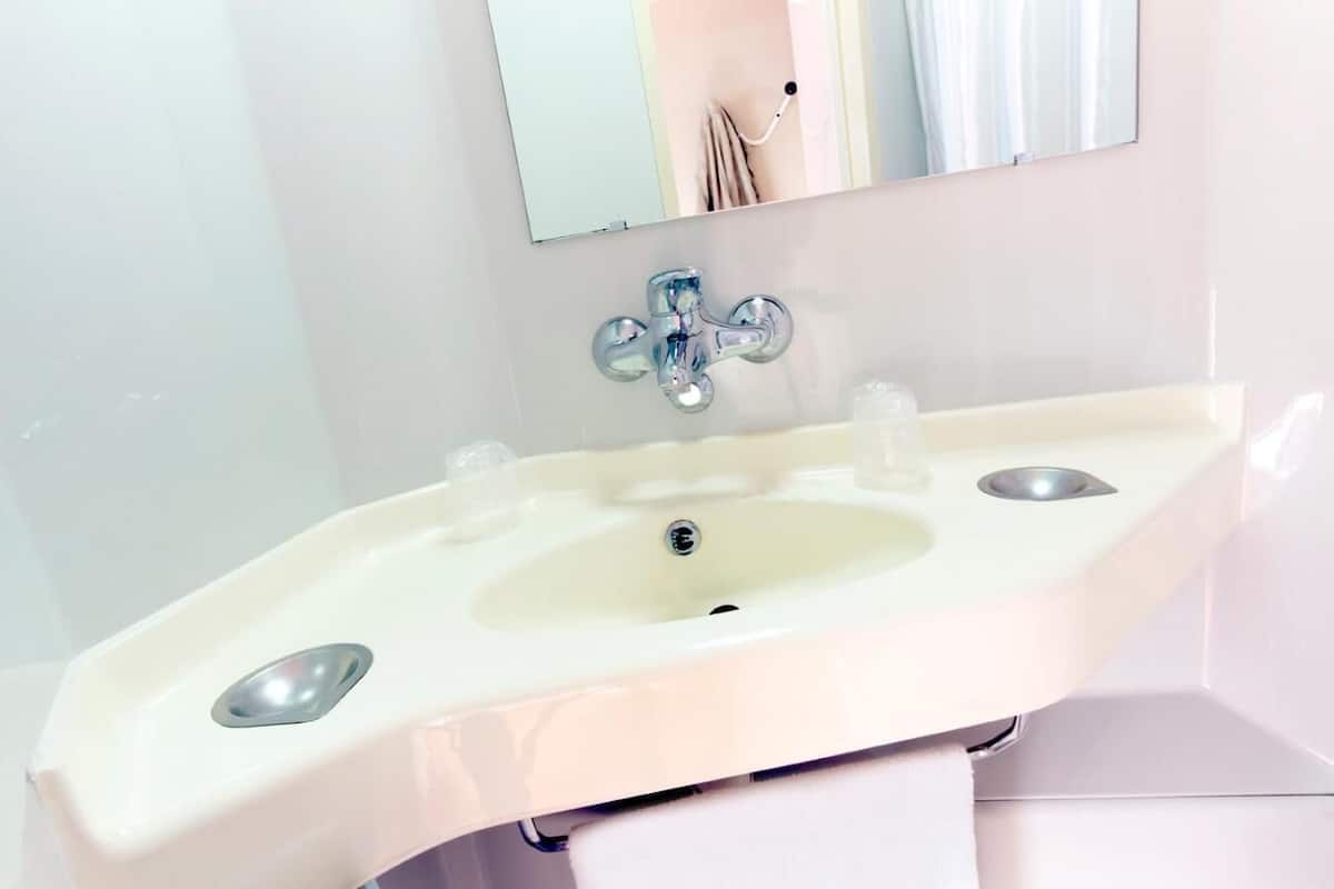Shower, eco-friendly toiletries, hair dryer, towels