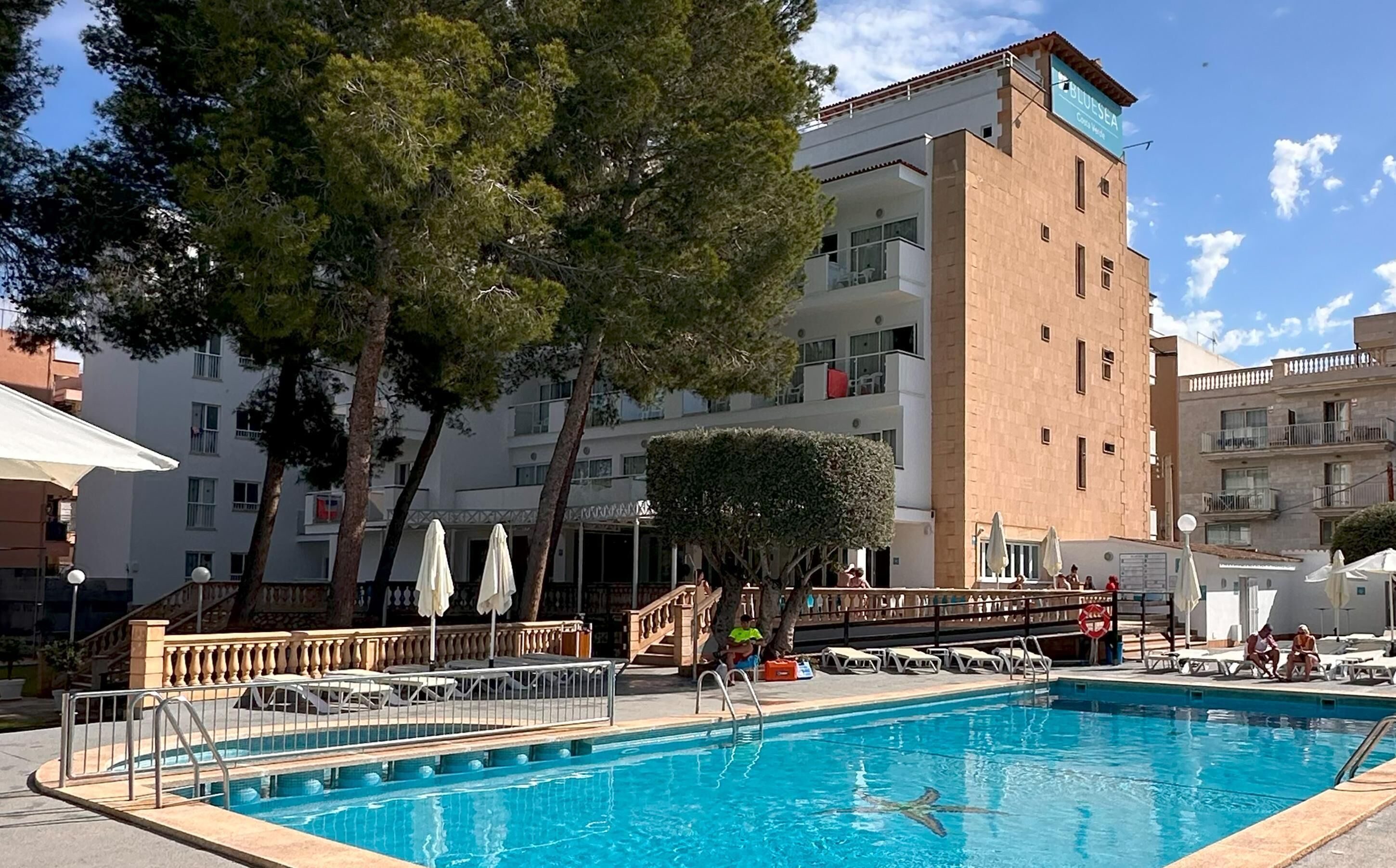Kolam renang terbuka, kerusi lepak pantai 