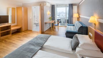 Ropa de cama de alta calidad y caja de seguridad en la habitación