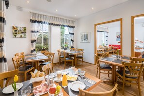 Desayuno buffet diario (EUR 15.90 por persona)