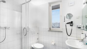 Dusche, kostenlose Toilettenartikel, Haartrockner, Handtücher