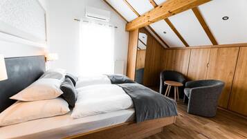 Luxe beddengoed, een kluis op de kamer, een bureau, geluiddichte muren