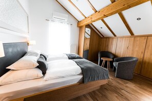 Hochwertige Bettwaren, Zimmersafe, Schreibtisch, schallisolierte Zimmer