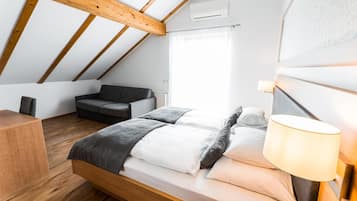 Luxe beddengoed, een kluis op de kamer, een bureau, geluiddichte muren
