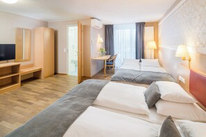 Hochwertige Bettwaren, Zimmersafe, Schreibtisch, schallisolierte Zimmer