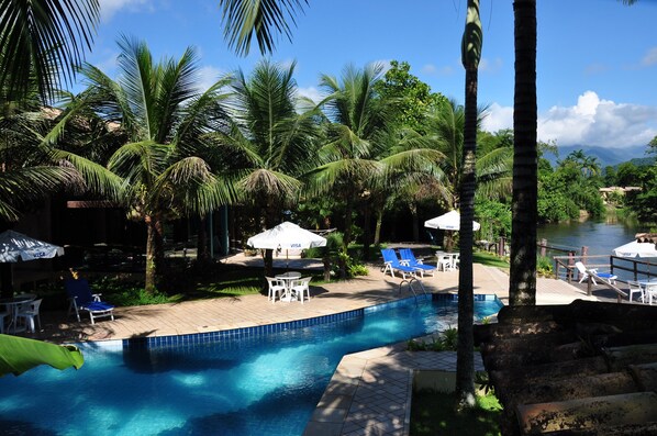 สระว่ายน้ำกลางแจ้ง, เก้าอี้อาบแดดริมสระ