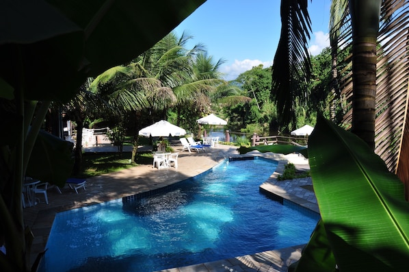 Ulkouima-allas, aurinkotuoleja