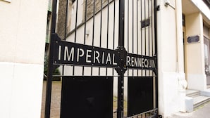 Un cancello in metallo nero con la scritta incisa "IMPERIAL RENNEQUIN".