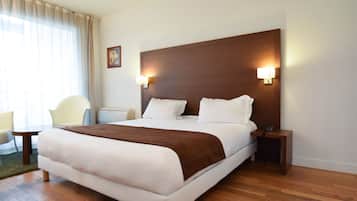 Hypo-allergenic bedding, in-room safe, desk, blackout curtains