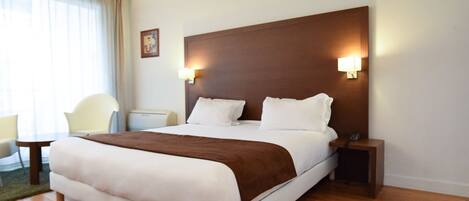 Allergikerbettwaren, Zimmersafe, Schreibtisch, Verdunkelungsvorhänge