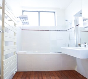 Combined shower/tub, deep soaking tub, hair dryer, slippers - Residhotel Impérial Rennequin (Paris)