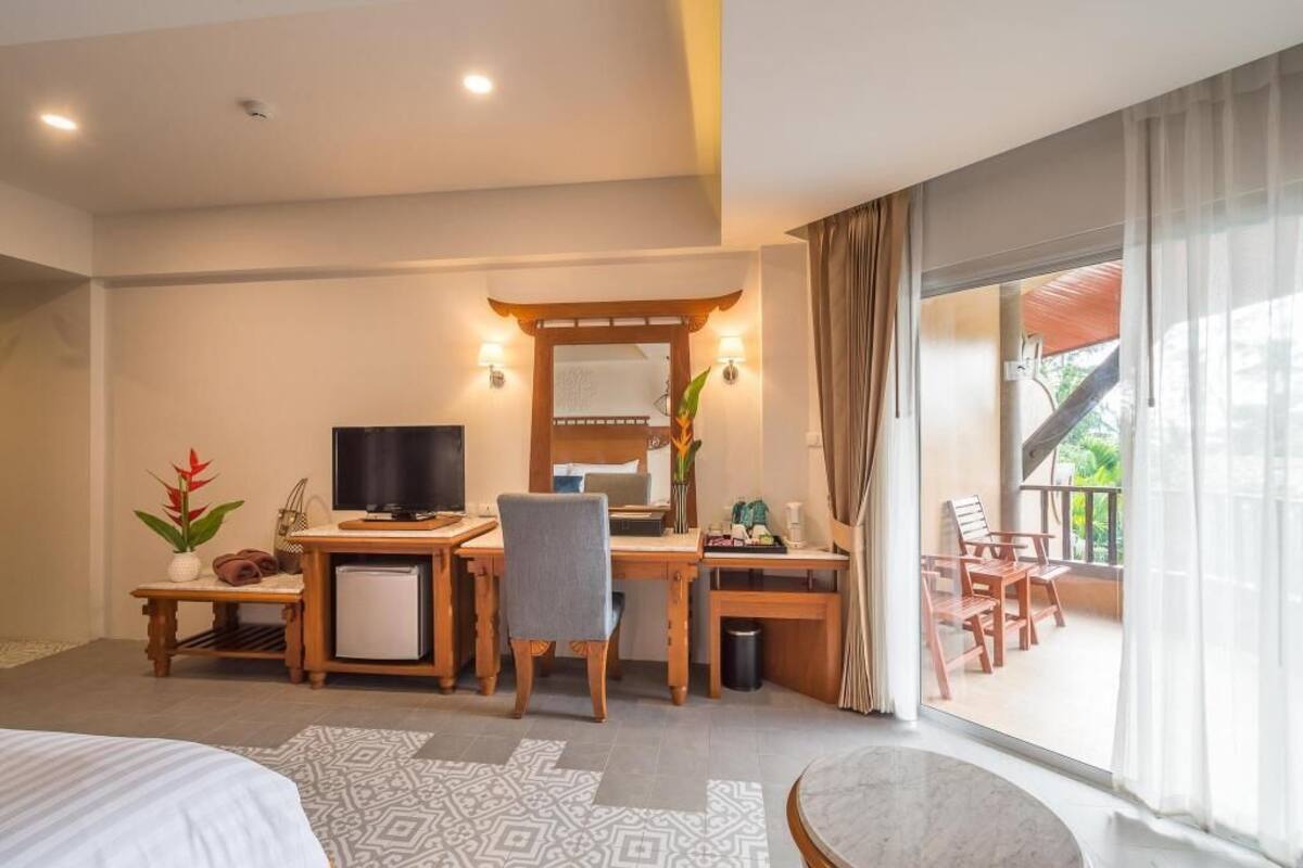 มินิบาร์ฟรีบางอย่าง, ตู้นิรภัยในห้องพัก, โต๊ะทำงาน, ห้องเก็บเสียง