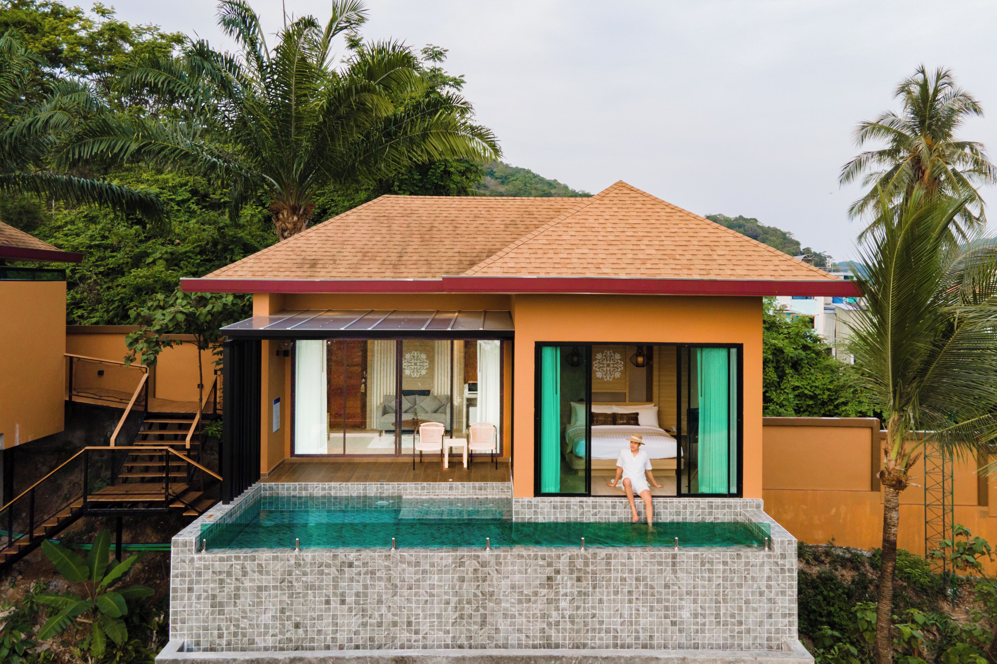 Free minibar items, in-room safe, desk, soundproofing