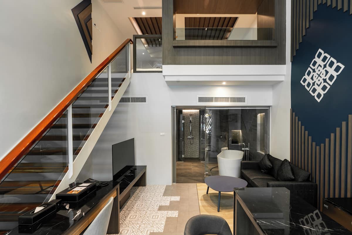Duplex Suite | มินิบาร์ฟรีบางอย่าง, ตู้นิรภัยในห้องพัก, โต๊ะทำงาน, ห้องเก็บเสียง