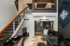 Duplex Suite | Minibar med vissa gratis produkter och värdeförvaringsskåp på rummet