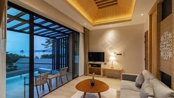 Pool Villa | Frigobar (abastecido com alguns itens grátis), cofres nos quartos