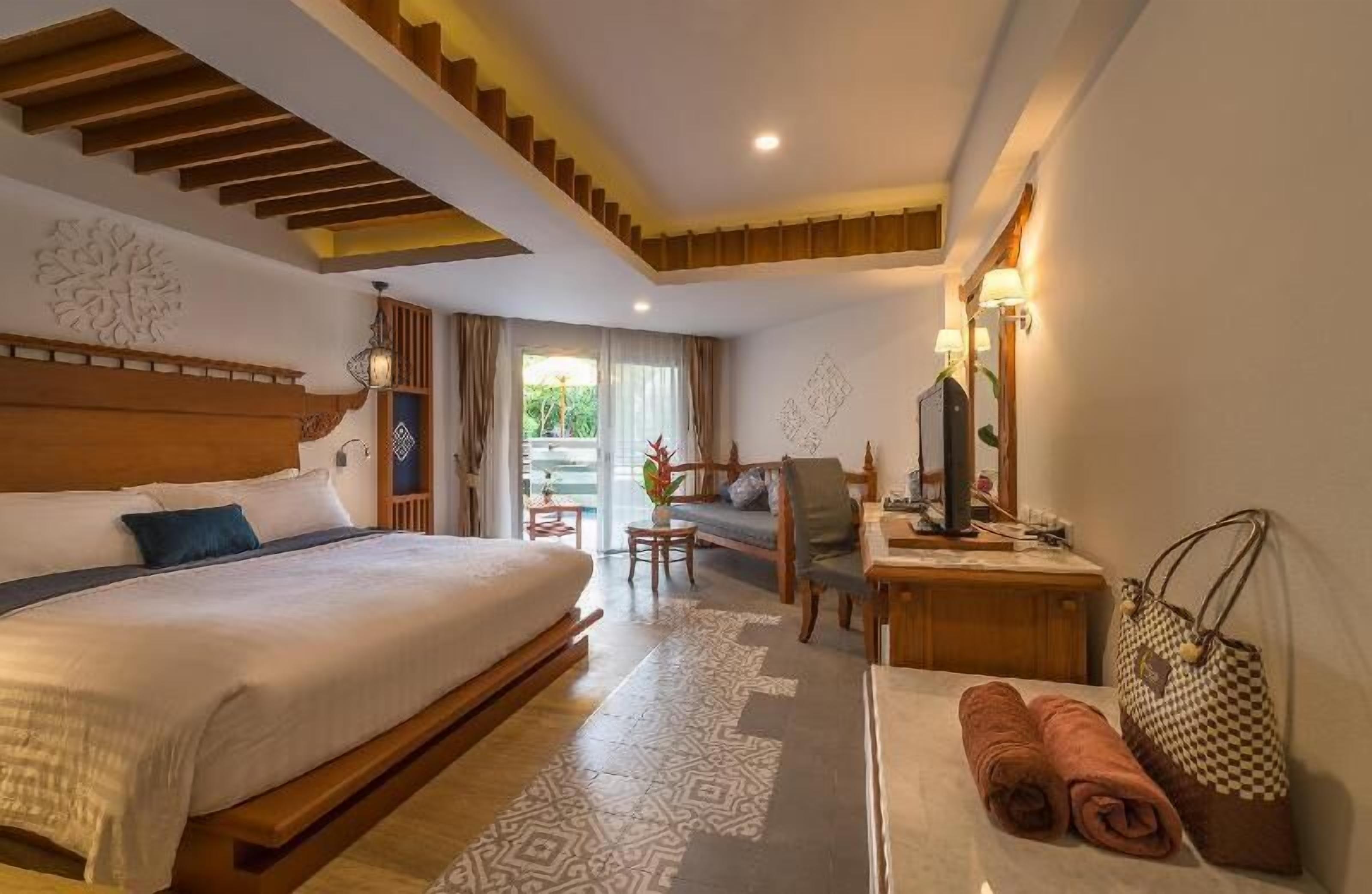 Free minibar items, in-room safe, desk, soundproofing