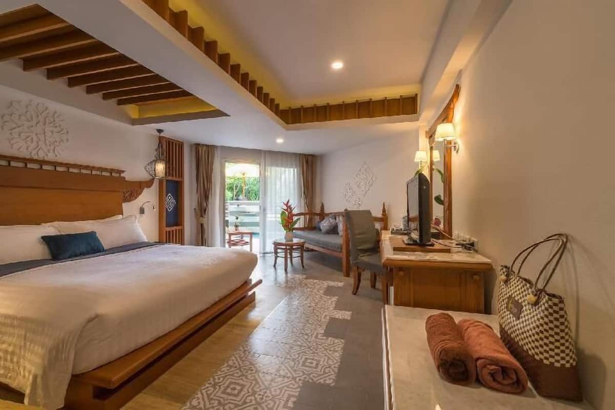 Free minibar items, in-room safe, desk, soundproofing