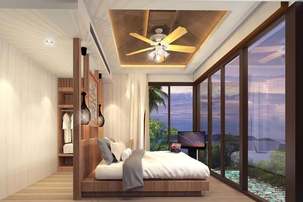 Minibaari (osa tuotteista ilmaisia), tallelokero huoneessa, työpöytä