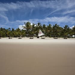 Perto da praia, barracas de praia de cortesia, espreguiçadeiras