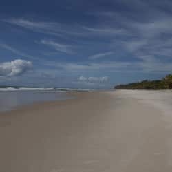 Perto da praia, barracas de praia de cortesia, espreguiçadeiras