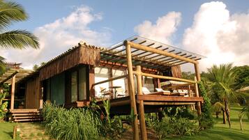 Bungalow – deluxe | Sengetøy av topp kvalitet, senger med overmadrass og minibar