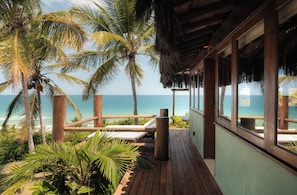 A wooden deck with a view of the ocean and palm trees. - Txai Resort Itacaré (Itacaré)