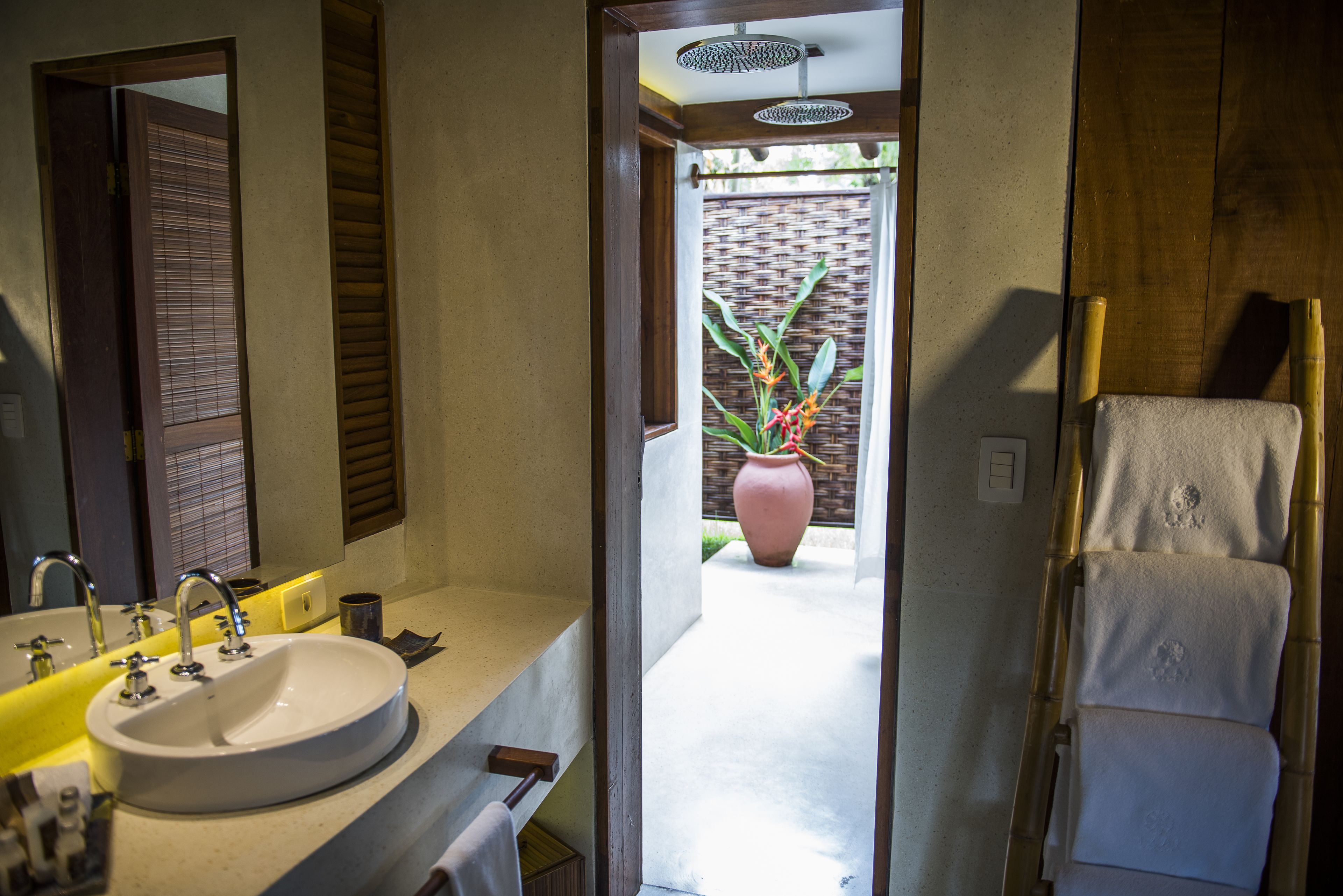 superior bungalow (praia) | bathroom | free toiletries, hair dryer, bathrobes, towels