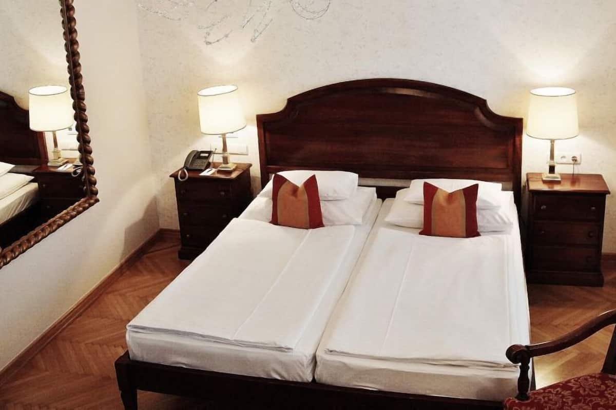 Double Room | Desk, iron/ironing board, free WiFi