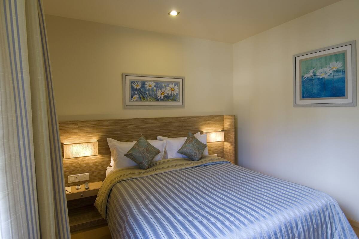 Deluxe Room, 1 Double Bed | Minibar, in-room safe, desk, iron/ironing board