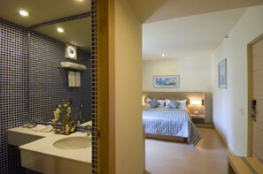 Executive Room | Minibar, in-room safe, desk, iron/ironing board