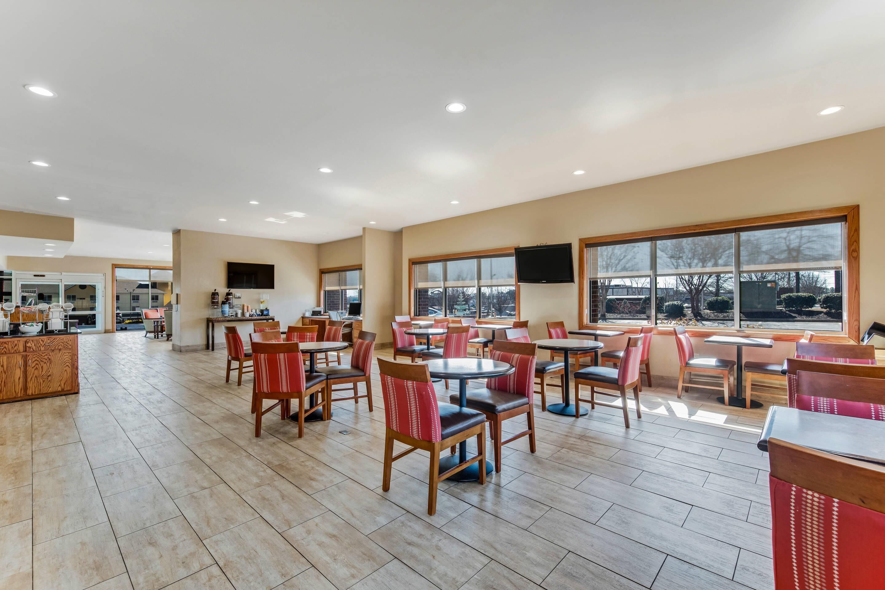 بوفيه فطور مجانًا يوميًا