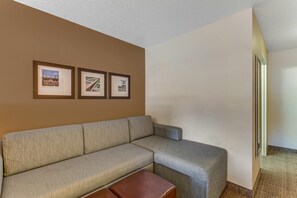 Suite, Nichtraucher (2 Doubles and 2 Person Sofa Bed) | Schreibtisch, Bügeleisen/Bügelbrett, Babybetten, kostenloses WLAN