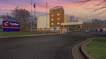 Welcome to Comfort Suites, where guests can enjoy a convenient entrance and ample parking.