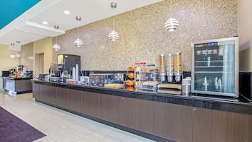 Café da manhã com buffet grátis todos os dias