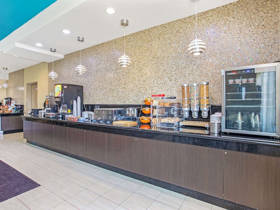 Café da manhã com buffet grátis todos os dias