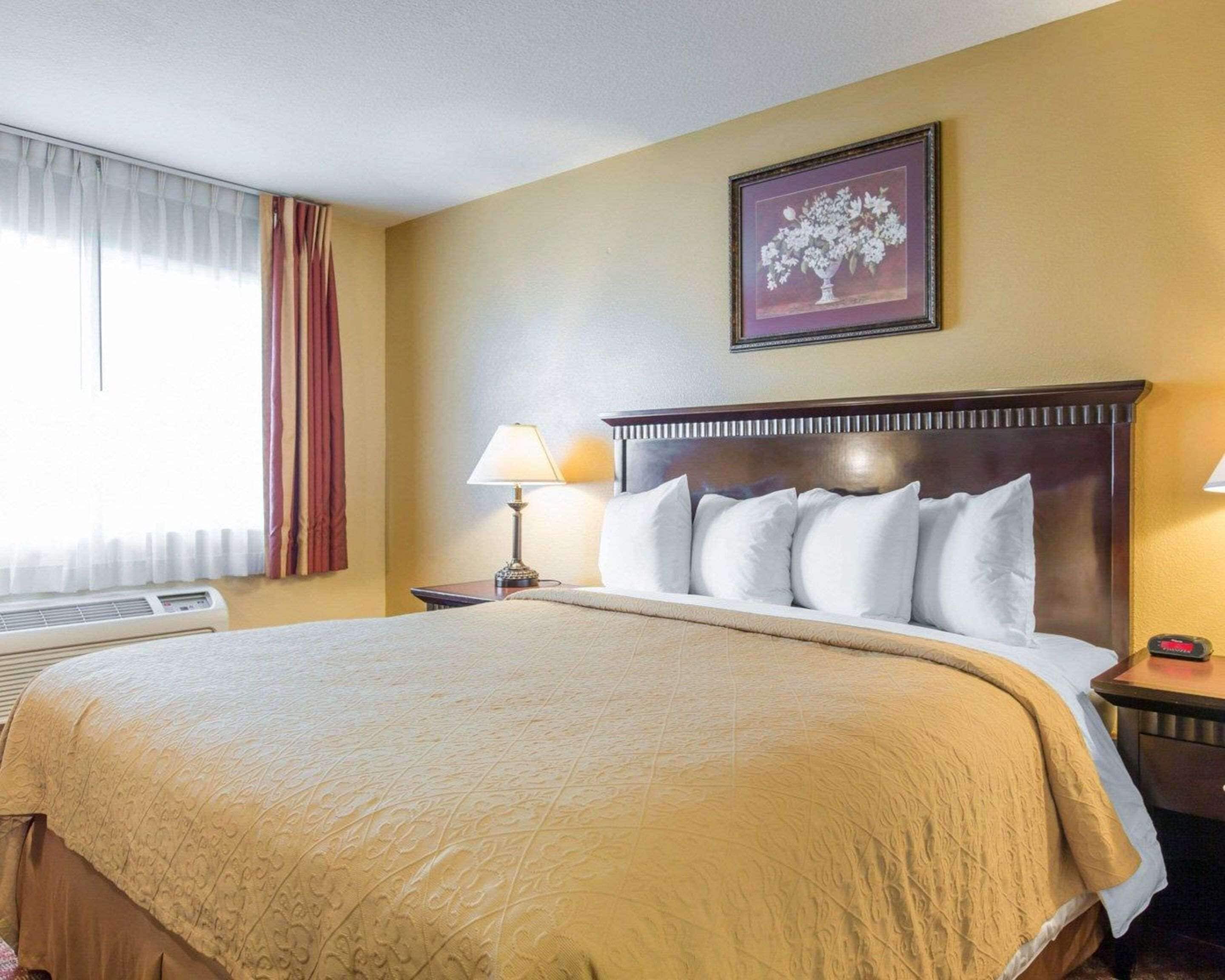 Peti besi dalam bilik, meja, seterika/papan seterika, Wi-fi percuma 