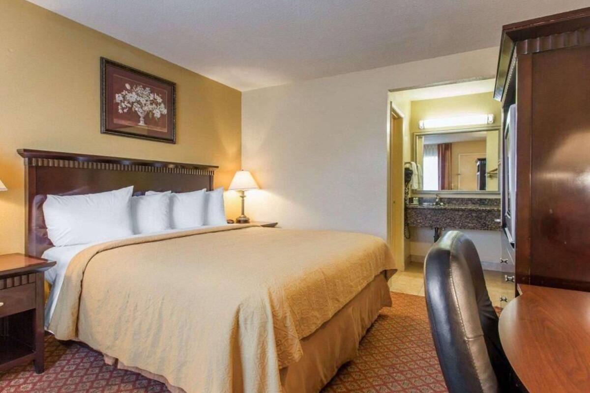 In-room safe, desk, iron/ironing board, free WiFi