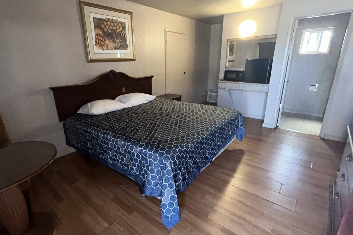WiFi (free), bed sheets