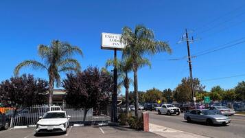 A parking lot with a sign for the EXECUTIVE LODGE INN.
