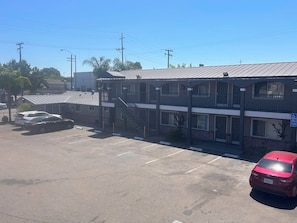 A multi-story building with a parking lot in front. - Executive Lodge Inn Stockton CA (Stockton)
