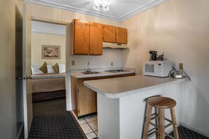 Premium bedding, desk, soundproofing, iron/ironing board - Rodeway Inn Pronghorn Lodge (Lander)