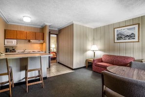 Premium bedding, desk, soundproofing, iron/ironing board - Rodeway Inn Pronghorn Lodge (Lander)