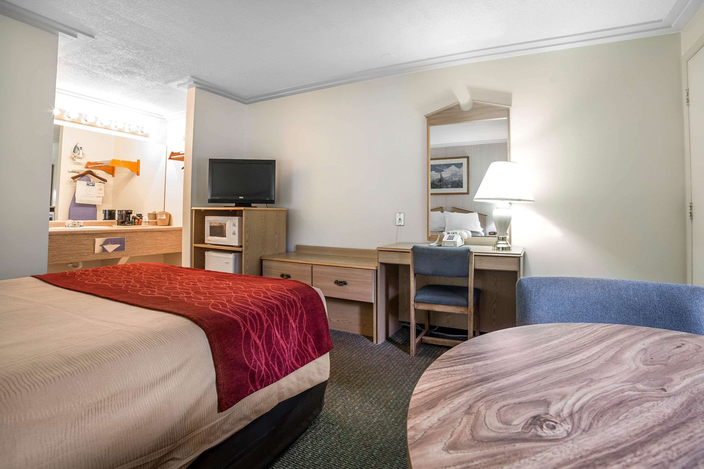 standard room, 1 queen bed, non smoking | premium bedding, desk, soundproofing, iron/ironing board