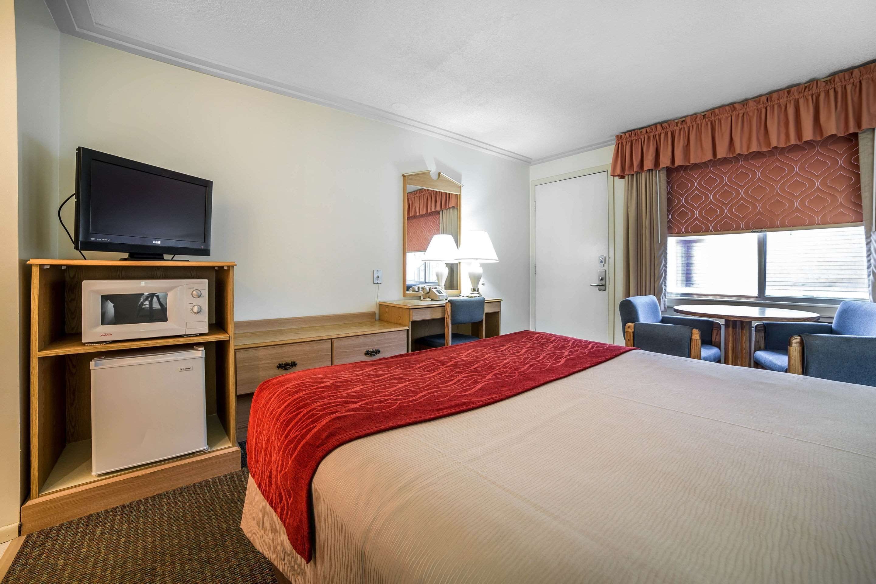 standard room, 1 queen bed, non smoking | premium bedding, desk, soundproofing, iron/ironing board