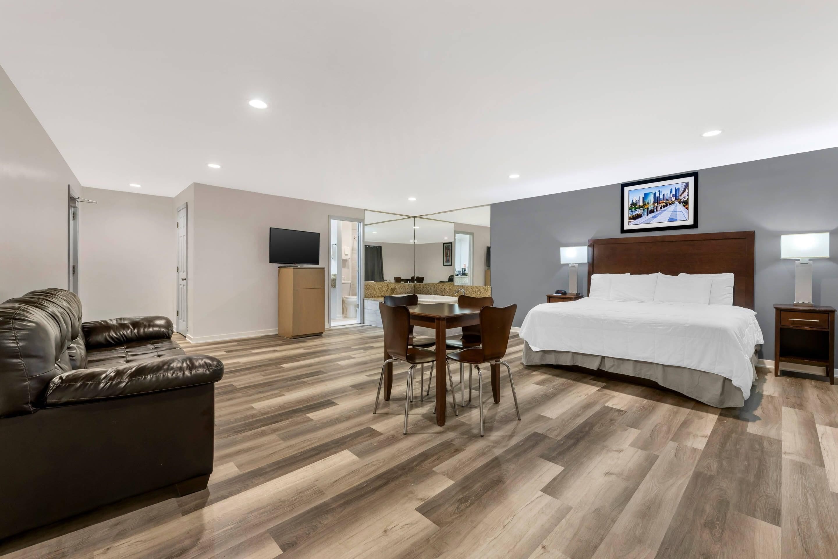 Photo - Rodeway Inn Lyons - La Grange