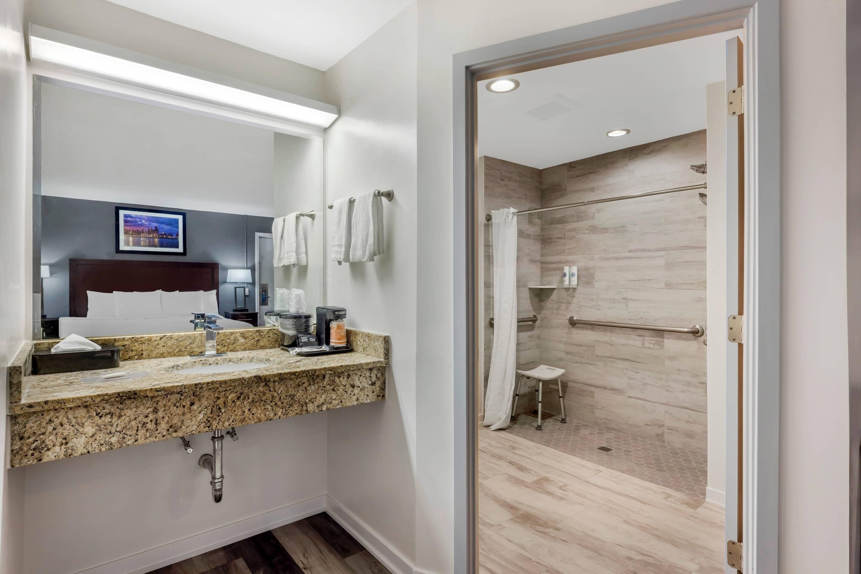 Chambre, 1 grand lit, accessible aux personnes à mobilité réduite, non-fumeur
