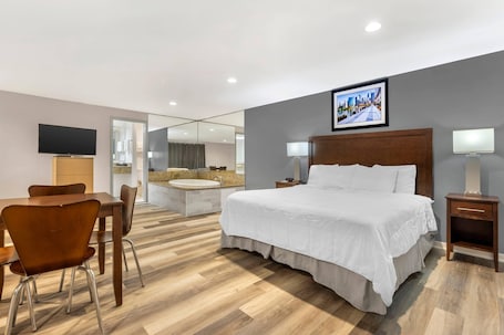 Suite, 1 King-Bett, Nichtraucher | Babybetten, kostenloses WLAN, Bettwäsche. Rodeway Inn Lyons - La Grange