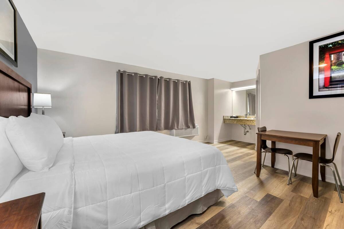 Quarto, 1 cama Queen, acessível, para não fumantes | Berços (sobretaxa), Wi-Fi de cortesia, roupa de cama